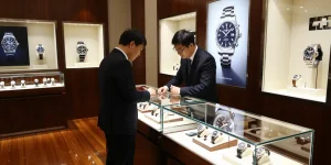 Experience luxurious super clone watches in a stylish retail setting with professional assistance.